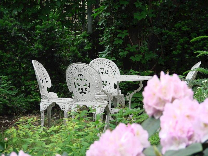 Originalfoto GICOR: weißer Romantic Ø 75 cm im Garten mit Stühlen, Stühle nicht enthalten